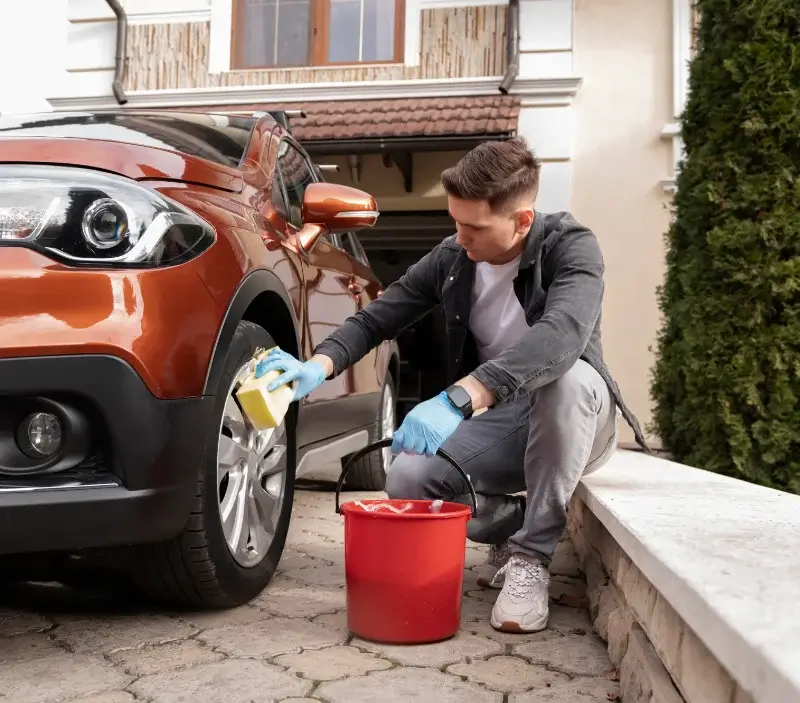 Lavage auto à domicile Bretteville-sur-Laize : professionnel intervenant sur un véhicule